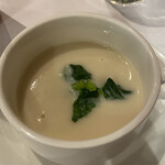 Decoller - 前菜、カブのポタージュ。