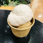 久世福商店 テラスモール湘南店 - ジェラートダブル♪上がイタリア栗のモンブラン。下が黒糖きな粉、求肥入り。