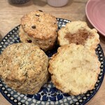 MLESNATEA OSAKA - 右上はキャラメルティーソースをかけたところ