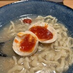 自家製麺 めがね - ねっとりした濃厚な黄身の美味さを引き出す絶妙な味付けの味玉。
