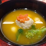 日本料理 よこ倉 - 南瓜摺り流し（鶏つくね、人参、銀杏、菜花）