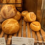 DONQ - ハード系生地が並ぶ一角。