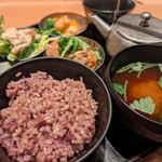 24/7 cafe apartment 梅田 - 黒米入り玄米、味噌汁