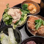 24/7 cafe apartment 梅田 - ｢豚肉の金山寺 味噌焼きサラダ｣｢ぷりぷり海老とブロッコリーのチリマヨネーズ和え｣｢若鶏のスパイシー黒胡椒揚げ｣