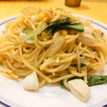 関谷スパゲティ - ［おすすめスパゲティ］イカとチンゲン菜のガーリックバター