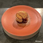 カーサ・デル・チーボ - 紅玉のタルトタタン仕立てシナモンのセミフレッド添え