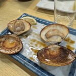魚三酒場 - 蛤をアテに大徳利熱燗を飲み干します。