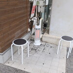 ラーメン二郎 - 店外のウェイティングスペース