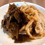 彩華 - セルフ副菜のザーサイと昆布