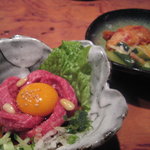 京の焼肉処 弘 - 和牛ユッケとキムチ