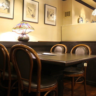 昭和の温かさが残るレトロな店内