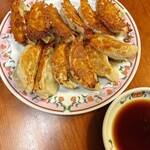 餃子の王将 - 料理写真:にんにくゼロ生姜餃子2人前　王将でもらった丸皿と小皿に乗せて