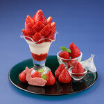 ロビーラウンジ・ファウンテン - 古都華パフェいちごデラックス