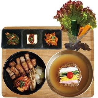 메인 요리와 일일 반찬을 세트 메뉴로 만끽하세요! 혼자서도 즐길 수 있습니다.