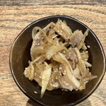 鳥茂 - お通しの豚の胃ガツと玉ねぎ醤油あえ