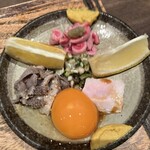 鳥茂 - センマイ、ガツ、小袋の刺身玉子の黄身つき