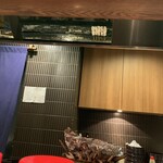 鳥茂 - カウンター席の上に鏡があって炭火で焼いているところが見れます。