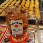 タコとハイボール - 普通サイズのウーロンハイ