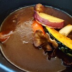 484cafe - 舞茸、パプリカ、かぼちゃ、サツマイモ、蓮根などビーフシチューとしては珍しい具材です