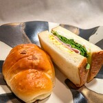 ベーカリー 風花風花 - キャラメル塩パン、ミックスサンド