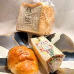 ベーカリー 風花風花 - くちどけの花(1斤)、キャラメル塩パン、ミックスサンド