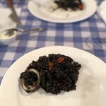 エル・カステリャーノ - イカ墨のパエリアをお皿に取り分けました