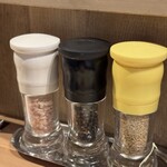 とんかつ目黒こがね - 岩塩で食べるのがオススメ