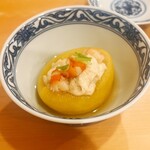 貴山 - 炊き合わせです。車海老と湯葉。器は黄柚子の湯釜。釜もいただけるように、外の皮を綺麗に剥いてお出汁で炊き上げました。