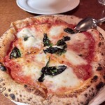 ラ・バラッカ - 高温のピザ釜で焼いたマルゲリータ