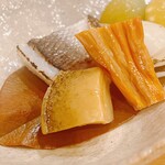 貴山 - 炙ったバチコと煮鮑です