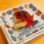 貴山 - マナ鰹の西京味噌漬けです。手前は若狭の笹鰈