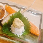 貴山 - 甲羅の身肉の上に上品に味付けされた味噌を乗っけて、脚肉の薬味にしました