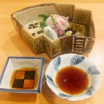 貴山 - 真鯛と虎河豚のお造り。薬味は真鯛とお醤油です