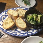 中目黒　ピッツェリア8 - 海老とブロッコリーのアヒージョ