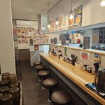 麺工房 海練 - 店内カウンター