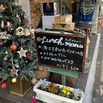 ビッテ - クリスマス仕様の店の入り口にはランチメニューが黒板に記載。