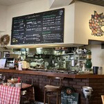 ビッテ - カウンターと奥の厨房。壁のドイツ地図は各州のエンブレム？