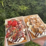 メゾンドワッフル - 「いちご & ピスタチオ」と「チョコバナナ & ロータス」