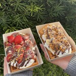 メゾンドワッフル - 「いちご & ピスタチオ」と「チョコバナナ & ロータス」