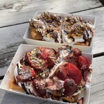 メゾンドワッフル - 「いちご & ピスタチオ」と「チョコバナナ & ロータス」