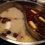 中国火鍋専門店 小肥羊 - 薬膳麻辣・白湯スープ。