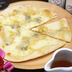 Pizza Quattro Formaggi with honey