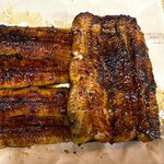 かぶと - 蒲焼（左：養殖 右：天然）