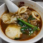 七宝麻辣湯 新宿南店 - 牛肉、水餃子、小籠包、肉ワンタン、ニラ、ニンニクの芽、湯葉、チーズトッポギ