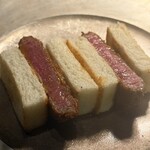 裏篠田 - カツサンド、サクサクトロトロで美味しい。