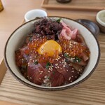 海人料理 海邦丸 - 県産マグロ漬け丼いくらトッピング
