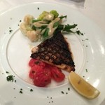 ビストロ ア ラ ドゥマンド - 愛媛県真鯛の香ばしいグリルフレッシュトマト、バジル、レモン添え