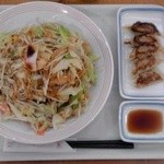 リンガーハット - 野菜たっぷり皿うどん：７３４円＋餃子（５個）：２７０円（各税込）【２０１４年１２月撮影】