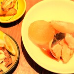 ロピア - 副菜は毎日食べてるさつま芋とこんにゃくと厚揚げと葱と油揚げの煮物♬この厚揚げ、こんにゃく、油揚げはロピア行くと必ず買ってるやつ。