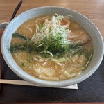 らーめん め組 - ワンタンとネギ、チャーシュー、卵とトッピングたっぷり！